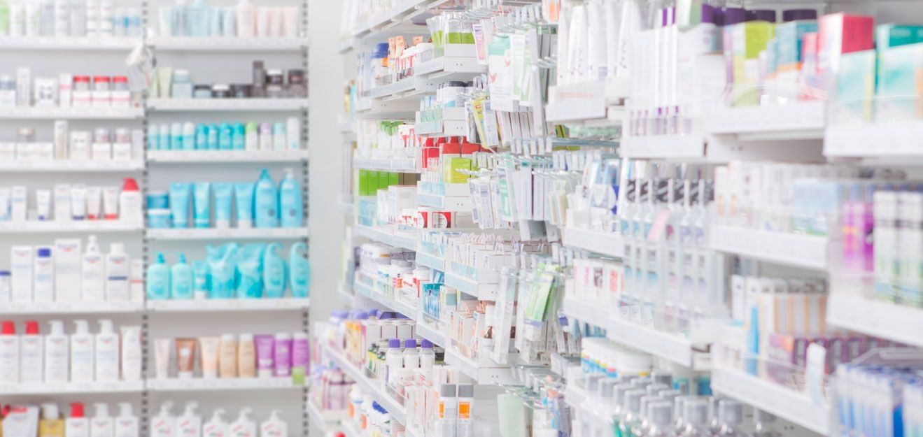 Regal mit verschiedenen Arzneimittel
