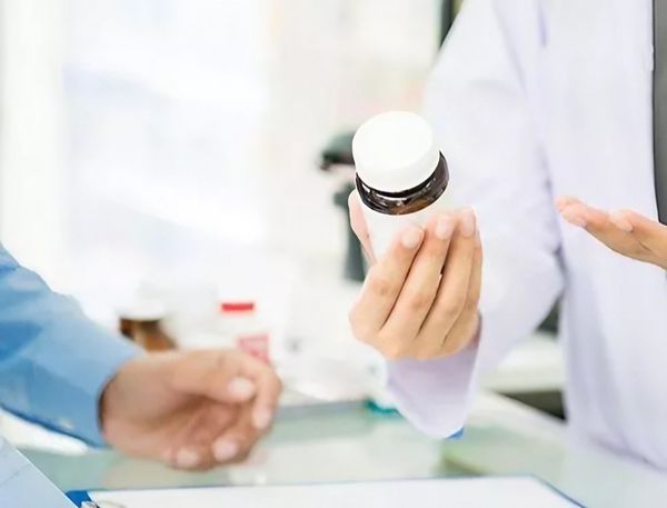 Einer Person wird die Wirkung eines Medikamentes erklärt