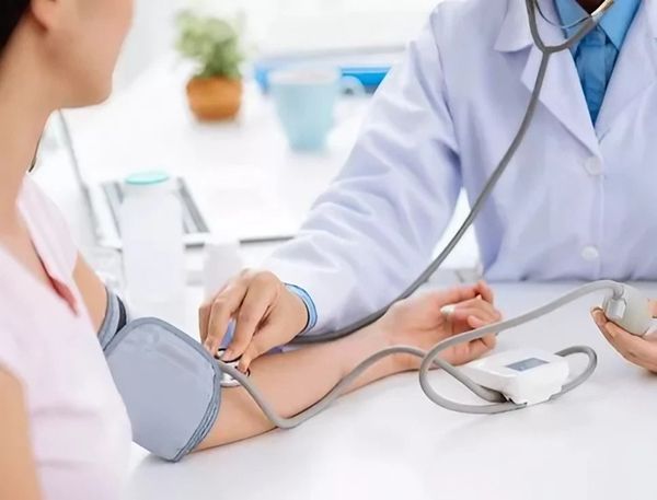 Blutdruck wird bei einer Frau gemessen